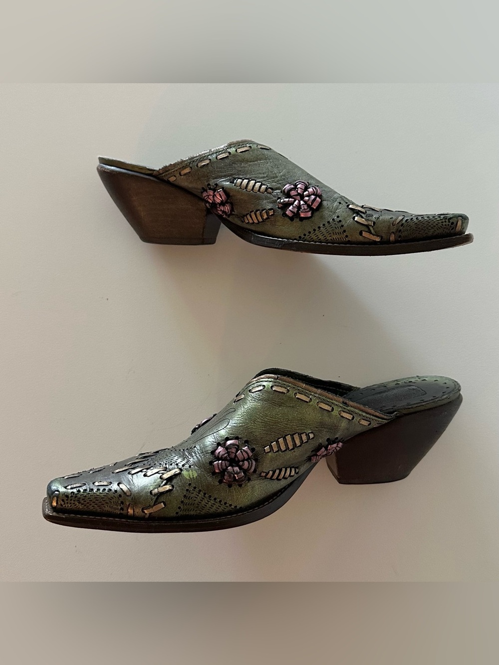 Vintage Y2K BCBGirls Metallic Green Leather Boho Western Mules Cowboy 7
l. - Picture 3 of 7